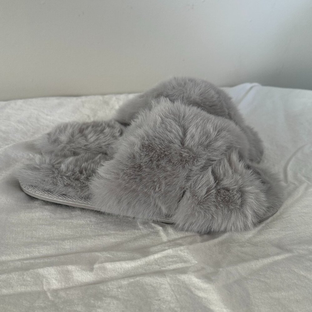 LC Lauren Conrad Womens Size Small 6-7 Light Grey Gray Fuzzy Furry Slippers NWOT - Picture 2 of 7